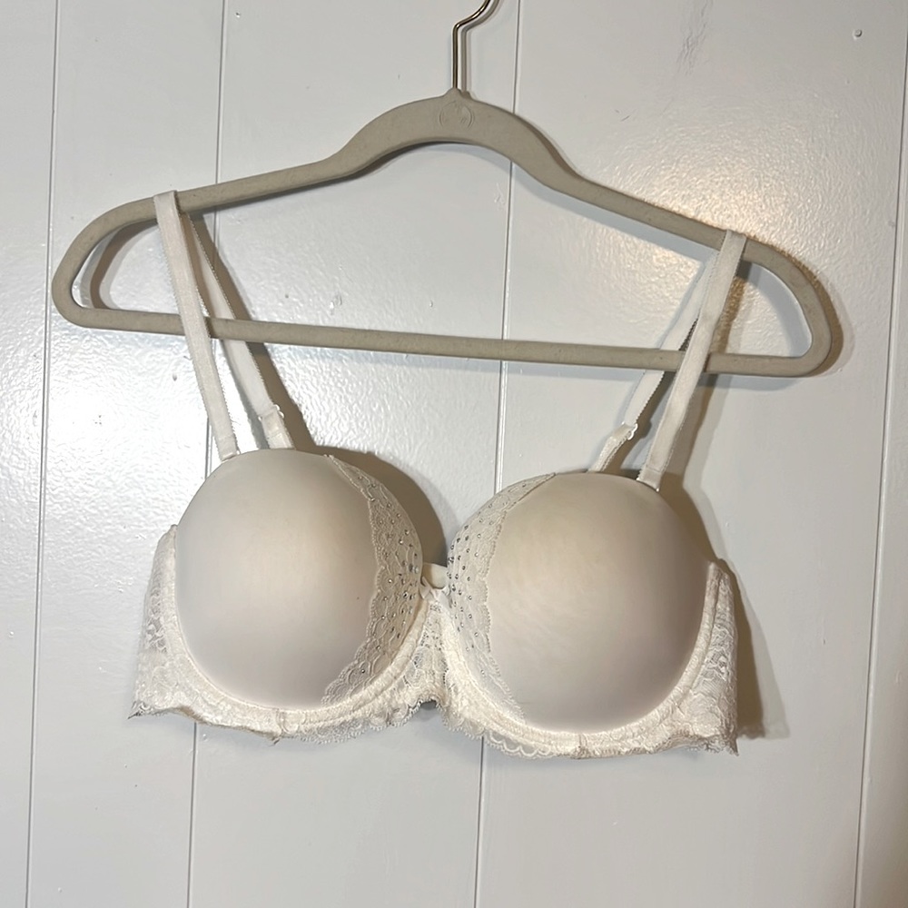 Victoria’s Secret embezzled white lace bra